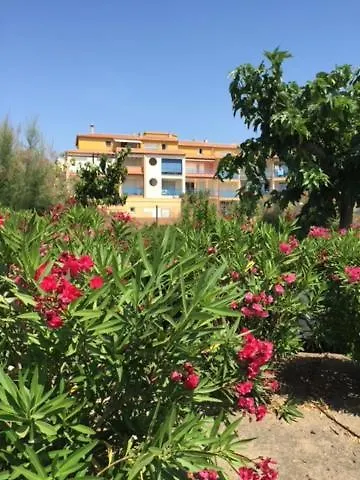 V0382 - 6 Couchages En Front De Dans Avec Piscine Collective * Vias